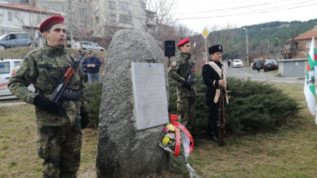 На паметната плоча в знак на признателност към освободителите и бяха поднесени венци и цветя от институциите и гражданите на Сливен.