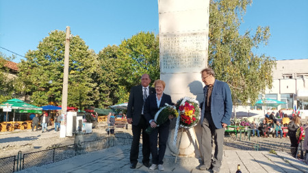 Председателят на ТЖС Ваня Мечева и членове на ръководството на СТДБ поднесоха цветя
