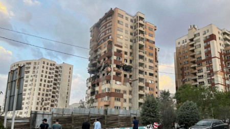 Поразен жилищен блок в Техеран.