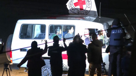 Освободените заложници в автомобил на Червения кръст.