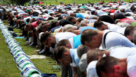 Погребална церемония за 30 новоидентифицирани жертви в Мемориалния център  Поточари в Сребреница, 11 юли 2023 г.