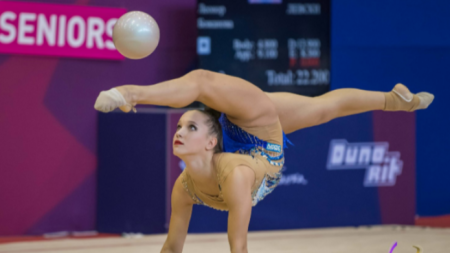 Татяна Воложанина се класира за финала на топка на Световната