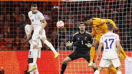 Ван Дайк вкарва победния гол за Нидерландия срещу Белгия.