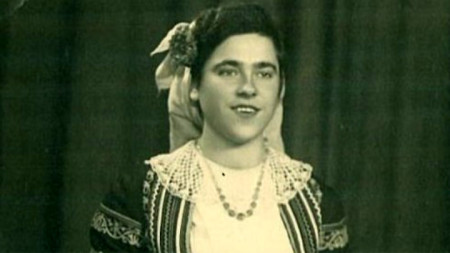 Димитрина Делчева като певица в Държавния ансамбъл за народни песни и танци, 1953 г. 