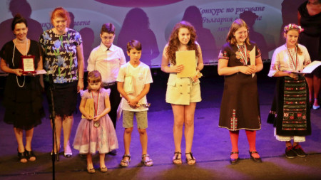 Церемония по награждаване на отличени в конкурсите на ДАБЧ деца.