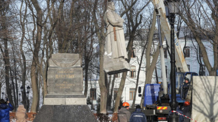 Демонтаж на паметника на съветския генерал Николай Ватутин в центъра на Киев, 9 февруари 2023 г.