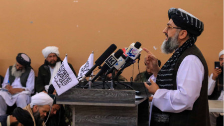 Талибаните са инструктирали всички правителствени служители да си пуснат брада.