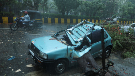 Западният индийски щат Гуджарат се готви за връхлитането на циклона