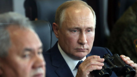 Путин наблюдава руски военни учения