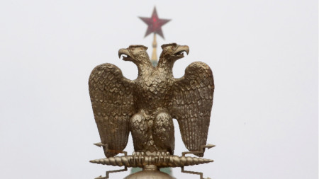 Звездата на Кремъл се вижда зад скулптура на двуглавия орел в гробницата на Незнайния воин в Александровската градина в Москва, Русия, 1 февруари 2023 г.