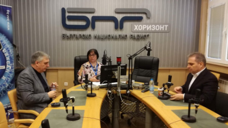 Ивайло Калфин, Гроздан Караджов и водещата Диана Янкулова в студиото на програма 