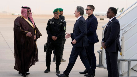 Държавният секретар на САЩ Антъни Блинкън по време на пристигането си на летище 