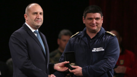 Президентът Румен Радев връчва награда на гл. инспектор Калоян Дончев, ръководител на екипа в Турция на ГДПБЗН. 