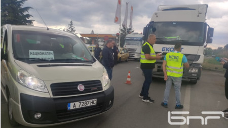 Протестът на превозвачите в Бургас блокира частично движението на автомобили