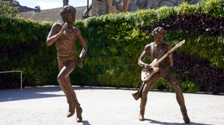 Миналия август в град Дартфорд се появиха статуи на Мик Джагър и Кийт Ричардс от 