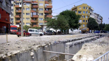 Старият пазар, разположен върху покритата част на „Източен охранителен канал“ на ул. “Моряшка”, беше разрушен след наводнението през юни 2014-а.