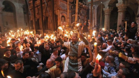 La ceremonia del Fuego Sagrado en la Iglesia del Santo Sepulcro en Jerusalén