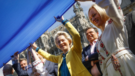 Председателката на ЕК Урсула фон дер Лайен (в средата) увери Украйна в подкрепата на Европа
