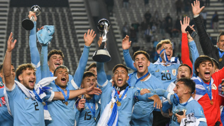 Младежита на Уругвай ликуват с трофея от световното.