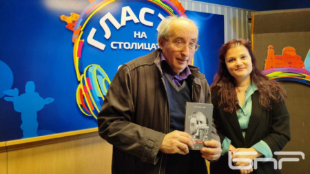 Тони Николов с книгата и с Гергана Пейкова