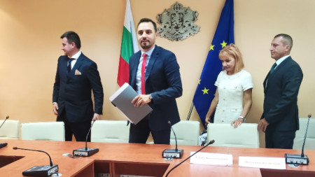 Министърът на икономиката Богдан Богданов (вторият отляво надясно) представи новото ръководство на ДКК