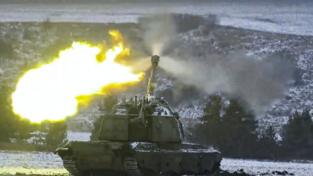 Кадър, разпространен от руското министерство на отбраната на 13 януари 2023 г., показва стрелба от самоходна гаубица в непосочен район на Донецка област на Украйна
