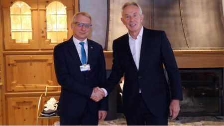 Nikolay Denkov y Tony Blair en Davos