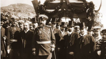 Княз Фердинанд I, премиерът Александър Малинов, министри, офицери и други официални лица при обявяването на независимостта на България на 22 септември 1908 г. във Велико Търново
