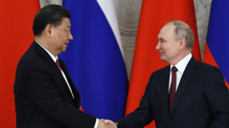 Си Цзинпин и Владимир Путин  се ръкуват по време на церемонията по подписването на документи за сътрудничество между Русия и Китай, Русия, 21 март 2023 г.