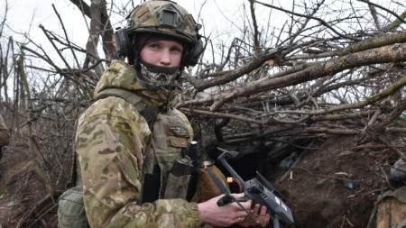 Украински войник се подготвя да изстреля дрон на фронтовата линия в с. Роботине, 1 март 2024 г. 