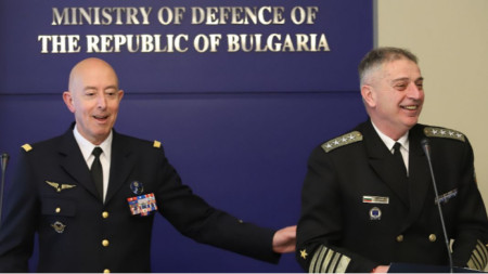 General Philippe Lavigne (L) and Admiral Emil Eftimov (R)