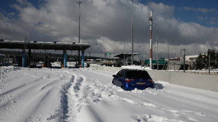 Автомобил, заседнал в снега, на Attiki Odos, най-големият околовръстен път на гръцката столица Атина, 25 януари 2022 г.