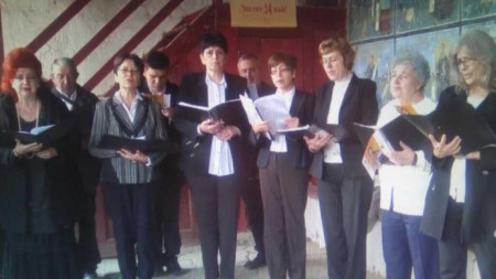 Десетки сънародници от Западните покрайнини честваха 24 май при храма „Света Троица“ в босилеградското с.Извор
