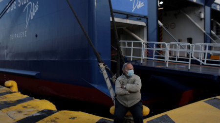 Пристанищните работници в Пирея стачкуват след злополука с докер Обвиняват ръководството