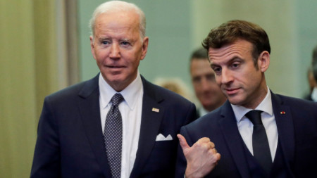 Президентите на САЩ Джо Байдън (вляво) и на Франция Еманюел Макрон