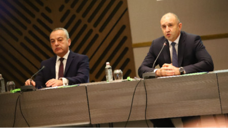 PM Galab Donev (L) and President Rumen Radev at the round table on the development of the energy industry for the period 2023-2053.