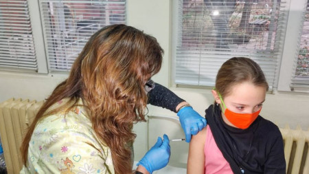 9-годишната Елия прие да се ваксинира 