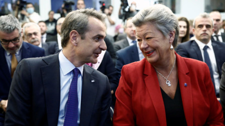 Еврокомисарката по вътрешните работи Илва Йохансон (вдясно) и министър-председателят на Гърция Кириакос Мицотакис - Атина, 8 януари 2023