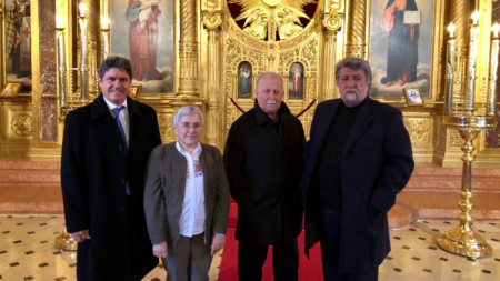 Вежди Рашидов (вдясно) и негови събеседници в църква „Свети Стефан“ в Истанбул.