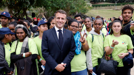 Еманюел Макрон с младежи от Нова Каледония, 25 юли 2023 г.