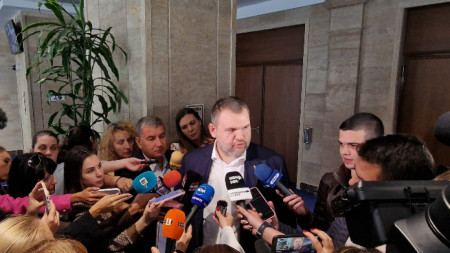 Делян Пеевски говори пред медиите в кулоарите на Народното събрание.