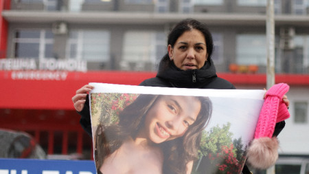 Майката на 15-годишната Даная - Ани Стоянова, на протест пред 