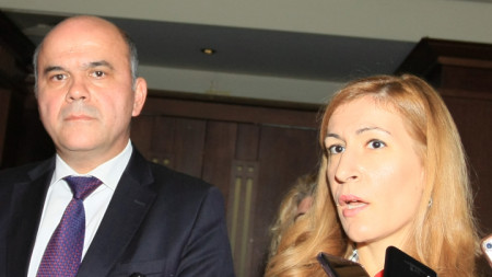 Министърът на туризма Николина Ангелкова и министърът на труда и социалната политика Бисер Петков на заседанието на Междуведомствения съвет за кадрите в туризма