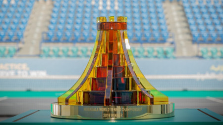 Така изглежда новият трофей на турнира, направен от цветни кристали.