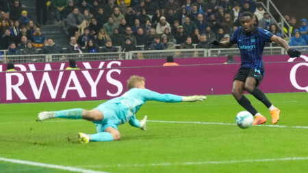 Французинът Бони вкарва втория гол за Интер срещу Лацио.