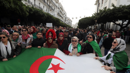 Протестите в Алжир не спряха и в изборния ден