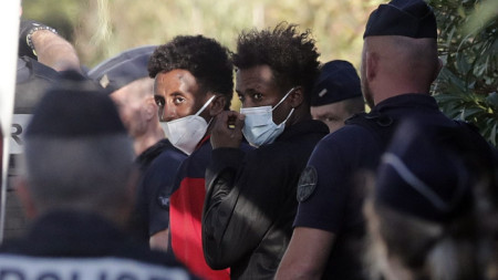 Кораб с 230 мигранти акостира във френското пристанище Тулон