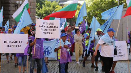 Работещи в Автомагистрали Черно море протестират пред сградата на