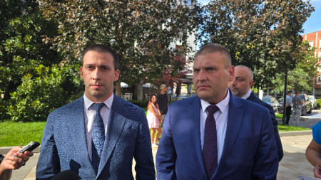 Областният управител на Плевен Николай Абрашев (вляво) и кметът Валентин Христов разговаряха с журналисти след срещата си с президента Румен Радев -  3 септември 2025 г.