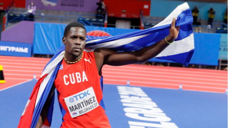 Педро Мартинес позира с кубинското знаме.